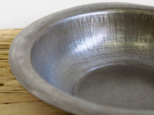Carica l&#39;immagine nel visualizzatore di Gallery, piatto in metallo, molto leggero, ideale sia come svuotasche, vaso, centrotavola, ecc... lavorati artigianalmente. ogni pezzo è un pezzo unico. provenienza india.   dimensioni diametro 31 h7cm.  www.etniko.it info@etniko.it 0039 3338778241 fb/ig : etnikobycrosato