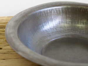 piatto in metallo, molto leggero, ideale sia come svuotasche, vaso, centrotavola, ecc... lavorati artigianalmente. ogni pezzo è un pezzo unico. provenienza india.   dimensioni diametro 31 h7cm.  www.etniko.it info@etniko.it 0039 3338778241 fb/ig : etnikobycrosato