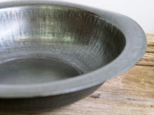 Carica l&#39;immagine nel visualizzatore di Gallery, piatto in metallo, molto leggero, ideale sia come svuotasche, vaso, centrotavola, ecc... lavorati artigianalmente. ogni pezzo è un pezzo unico. provenienza india.   dimensioni diametro 31 h7cm.  www.etniko.it info@etniko.it 0039 3338778241 fb/ig : etnikobycrosato