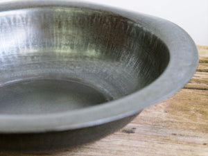 piatto in metallo, molto leggero, ideale sia come svuotasche, vaso, centrotavola, ecc... lavorati artigianalmente. ogni pezzo è un pezzo unico. provenienza india.   dimensioni diametro 31 h7cm.  www.etniko.it info@etniko.it 0039 3338778241 fb/ig : etnikobycrosato