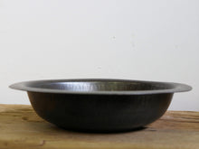 Carica l&#39;immagine nel visualizzatore di Gallery, piatto in metallo, molto leggero, ideale sia come svuotasche, vaso, centrotavola, ecc... lavorati artigianalmente. ogni pezzo è un pezzo unico. provenienza india.   dimensioni diametro 31 h7cm.  www.etniko.it info@etniko.it 0039 3338778241 fb/ig : etnikobycrosato