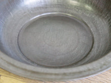 Carica l&#39;immagine nel visualizzatore di Gallery, piatto in metallo, molto leggero, ideale sia come svuotasche, vaso, centrotavola, ecc... lavorati artigianalmente. ogni pezzo è un pezzo unico. provenienza india.   dimensioni diametro 31 h7cm.  www.etniko.it info@etniko.it 0039 3338778241 fb/ig : etnikobycrosato