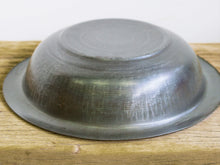 Carica l&#39;immagine nel visualizzatore di Gallery, piatto in metallo, molto leggero, ideale sia come svuotasche, vaso, centrotavola, ecc... lavorati artigianalmente. ogni pezzo è un pezzo unico. provenienza india.   dimensioni diametro 31 h7cm.  www.etniko.it info@etniko.it 0039 3338778241 fb/ig : etnikobycrosato