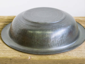 piatto in metallo, molto leggero, ideale sia come svuotasche, vaso, centrotavola, ecc... lavorati artigianalmente. ogni pezzo è un pezzo unico. provenienza india.   dimensioni diametro 31 h7cm.  www.etniko.it info@etniko.it 0039 3338778241 fb/ig : etnikobycrosato