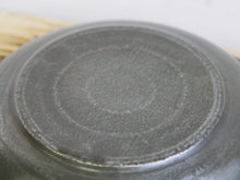 Carica l&#39;immagine nel visualizzatore di Gallery, piatto in metallo, molto leggero, ideale sia come svuotasche, vaso, centrotavola, ecc... lavorati artigianalmente. ogni pezzo è un pezzo unico. provenienza india.   dimensioni diametro 31 h7cm.  www.etniko.it info@etniko.it 0039 3338778241 fb/ig : etnikobycrosato