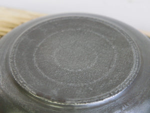 piatto in metallo, molto leggero, ideale sia come svuotasche, vaso, centrotavola, ecc... lavorati artigianalmente. ogni pezzo è un pezzo unico. provenienza india.   dimensioni diametro 31 h7cm.  www.etniko.it info@etniko.it 0039 3338778241 fb/ig : etnikobycrosato