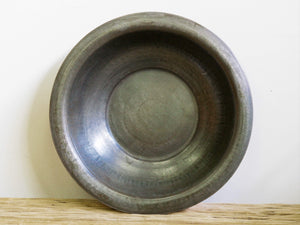 piatto in metallo, molto leggero, ideale sia come svuotasche, vaso, centrotavola, ecc... lavorati artigianalmente. ogni pezzo è un pezzo unico. provenienza india.   dimensioni diametro 31 h7cm.  www.etniko.it info@etniko.it 0039 3338778241 fb/ig : etnikobycrosato
