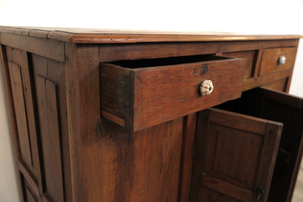 Comò Indiano Con 2 Cassetti E 2 Ante. Dimensioni 122x63xh110cm.