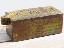 Carica l&#39;immagine nel visualizzatore di Gallery, Portaspezie Indiano In Teak Inciso E Dipinto Ricavato Da Un Unico Pezzo Di Legno, Con Apertura Girevole.  Dimensioni 30x13xh11cm.  per qualsiasi info whatsapp 0039 3338778241 ig/fb/pinterest : etnikobycrosato info@etniko.it