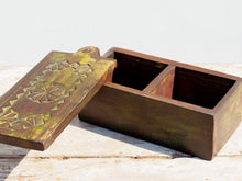 Carica l&#39;immagine nel visualizzatore di Gallery, Portaspezie Indiano In Teak Inciso E Dipinto Ricavato Da Un Unico Pezzo Di Legno, Con Apertura Girevole.  Dimensioni 30x13xh11cm.  per qualsiasi info whatsapp 0039 3338778241 ig/fb/pinterest : etnikobycrosato info@etniko.it
