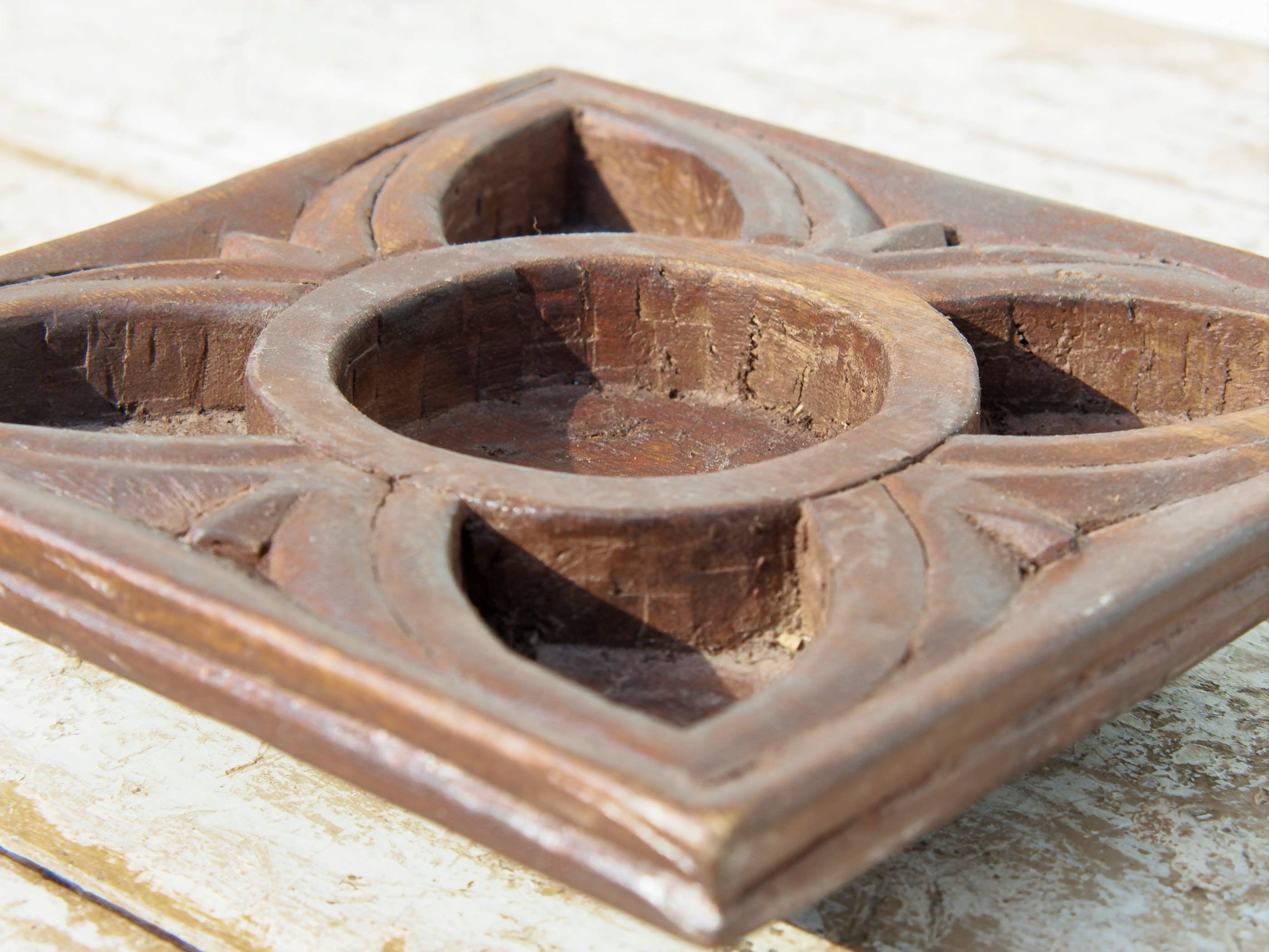 piatto in legno di teak intarsiato e inciso, impiegato in india come portaspezie . Ideale anche come svuotasche, portacandele, oggetto di arredo..  dimensioni 17x17xh4cm   disponibili vari modelli, per info e foto ulteriori contattare  info@etniko.it 0039 3338778241 instagram, facebook e pinterest : etnikobycrosato