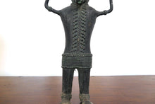 Carica l&#39;immagine nel visualizzatore di Gallery, antica statua in bronzo Indiana. dimensioni 13x8xh28cm.