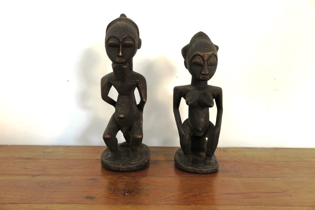 statua in legno originaria della Costa d’ Avorio databile seconda metà 900 .  Il popolo Baulè è il più grande gruppo etnico in questo stato .  La scultura dei Baule è completamente differente dagli altri popoli Akan, non è tramandata ma frutto della volontà dello scultore. Le statue Baule sono generalmente in piedi con le gambe leggermente piegate, con le mani appoggiate sul loro addome in sego di pace, e il collo allungato a sostegno di un volto con scarificazione tipicamente rialzato e occhi sporgenti. La