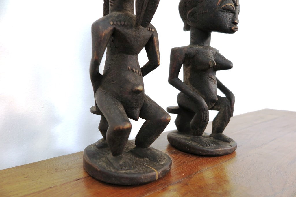 statua in legno originaria della Costa d’ Avorio databile seconda metà 900 .  Il popolo Baulè è il più grande gruppo etnico in questo stato .  La scultura dei Baule è completamente differente dagli altri popoli Akan, non è tramandata ma frutto della volontà dello scultore. Le statue Baule sono generalmente in piedi con le gambe leggermente piegate, con le mani appoggiate sul loro addome in sego di pace, e il collo allungato a sostegno di un volto con scarificazione tipicamente rialzato e occhi sporgenti. La
