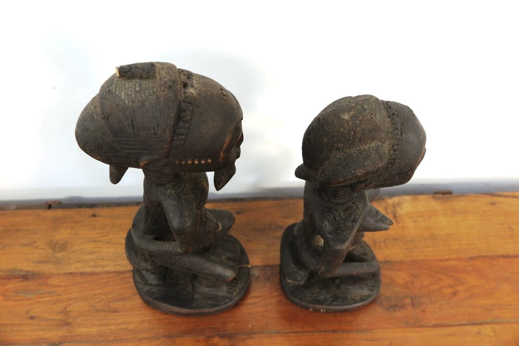 statua in legno originaria della Costa d’ Avorio databile seconda metà 900 .  Il popolo Baulè è il più grande gruppo etnico in questo stato .  La scultura dei Baule è completamente differente dagli altri popoli Akan, non è tramandata ma frutto della volontà dello scultore. Le statue Baule sono generalmente in piedi con le gambe leggermente piegate, con le mani appoggiate sul loro addome in sego di pace, e il collo allungato a sostegno di un volto con scarificazione tipicamente rialzato e occhi sporgenti. La