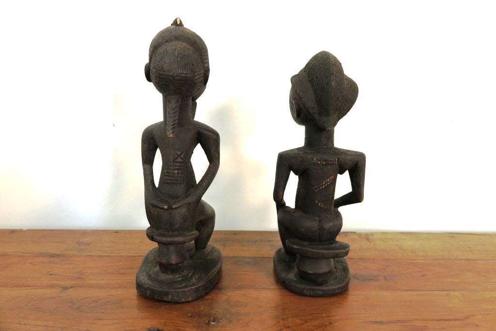 statua in legno originaria della Costa d’ Avorio databile seconda metà 900 .  Il popolo Baulè è il più grande gruppo etnico in questo stato .  La scultura dei Baule è completamente differente dagli altri popoli Akan, non è tramandata ma frutto della volontà dello scultore. Le statue Baule sono generalmente in piedi con le gambe leggermente piegate, con le mani appoggiate sul loro addome in sego di pace, e il collo allungato a sostegno di un volto con scarificazione tipicamente rialzato e occhi sporgenti. La