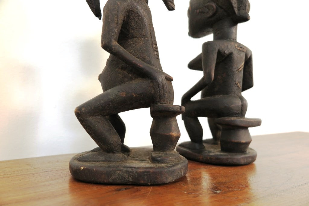 statua in legno originaria della Costa d’ Avorio databile seconda metà 900 .  Il popolo Baulè è il più grande gruppo etnico in questo stato .  La scultura dei Baule è completamente differente dagli altri popoli Akan, non è tramandata ma frutto della volontà dello scultore. Le statue Baule sono generalmente in piedi con le gambe leggermente piegate, con le mani appoggiate sul loro addome in sego di pace, e il collo allungato a sostegno di un volto con scarificazione tipicamente rialzato e occhi sporgenti. La