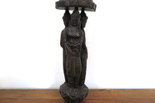Carica l&#39;immagine nel visualizzatore di Gallery, Statua Buddha Incavata Da Un Unico Tronco Di Legno In Teak. Provenienza India. Dimensioni Diamtero 16 h58cm.