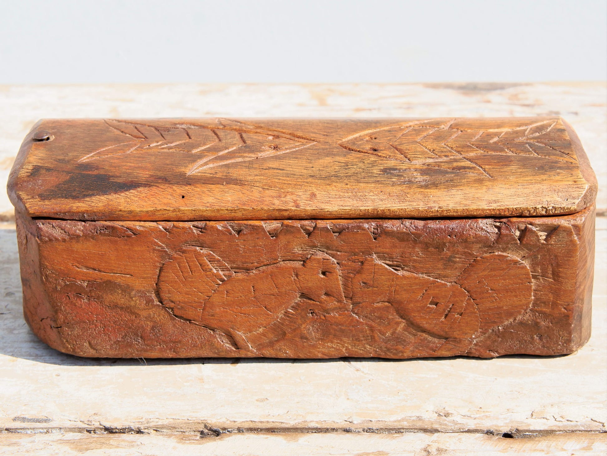 vecchia scatola portatikka , portaspezie indiana in legno inciso . scatola con apertura scorrevole , incisa a mano , pezzo unico lavorato a mano .  dimensioni 24x9xh7cm   https://www.pinterest.it/etnikobycrosato/_saved/ https://www.facebook.com/etnikobycrosato https://www.instagram.com/etnikobycrosato/  whatsapp 0039 3338778241 www.etniko.it