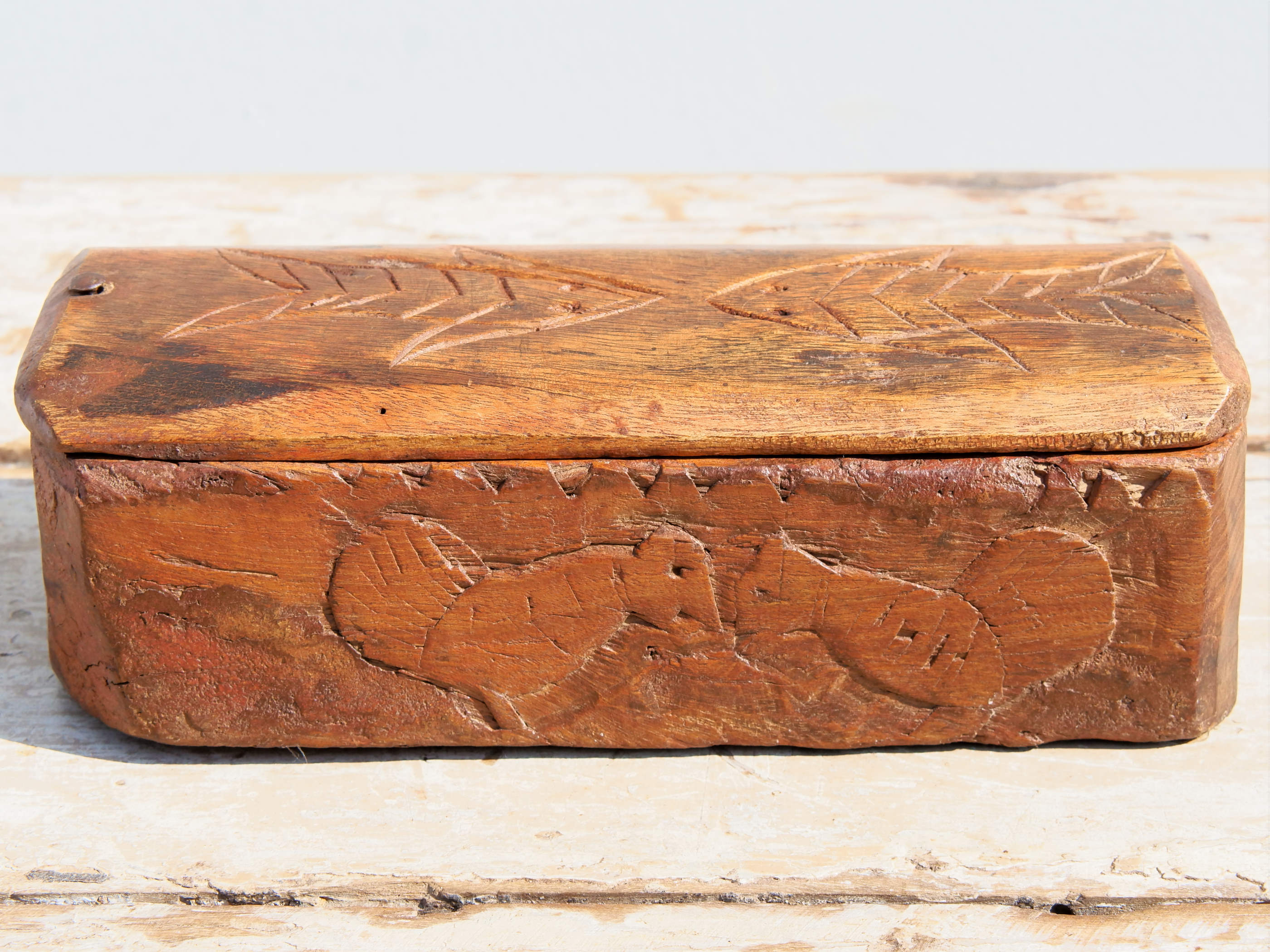 vecchia scatola portatikka , portaspezie indiana in legno inciso . scatola con apertura scorrevole , incisa a mano , pezzo unico lavorato a mano .  dimensioni 24x9xh7cm   https://www.pinterest.it/etnikobycrosato/_saved/ https://www.facebook.com/etnikobycrosato https://www.instagram.com/etnikobycrosato/  whatsapp 0039 3338778241 www.etniko.it