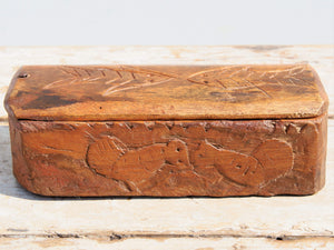 vecchia scatola portatikka , portaspezie indiana in legno inciso . scatola con apertura scorrevole , incisa a mano , pezzo unico lavorato a mano .  dimensioni 24x9xh7cm   https://www.pinterest.it/etnikobycrosato/_saved/ https://www.facebook.com/etnikobycrosato https://www.instagram.com/etnikobycrosato/  whatsapp 0039 3338778241 www.etniko.it