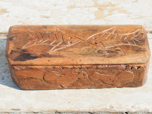 vecchia scatola portatikka , portaspezie indiana in legno inciso . scatola con apertura scorrevole , incisa a mano , pezzo unico lavorato a mano .  dimensioni 24x9xh7cm   https://www.pinterest.it/etnikobycrosato/_saved/ https://www.facebook.com/etnikobycrosato https://www.instagram.com/etnikobycrosato/  whatsapp 0039 3338778241 www.etniko.it