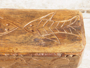 vecchia scatola portatikka , portaspezie indiana in legno inciso . scatola con apertura scorrevole , incisa a mano , pezzo unico lavorato a mano .  dimensioni 24x9xh7cm   https://www.pinterest.it/etnikobycrosato/_saved/ https://www.facebook.com/etnikobycrosato https://www.instagram.com/etnikobycrosato/  whatsapp 0039 3338778241 www.etniko.it