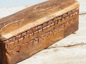 vecchia scatola portatikka , portaspezie indiana in legno inciso . scatola con apertura scorrevole , incisa a mano , pezzo unico lavorato a mano .  dimensioni 24x9xh7cm   https://www.pinterest.it/etnikobycrosato/_saved/ https://www.facebook.com/etnikobycrosato https://www.instagram.com/etnikobycrosato/  whatsapp 0039 3338778241 www.etniko.it