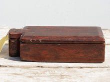 Carica l&#39;immagine nel visualizzatore di Gallery, scatola , box indiano in legno di teak con apertura girevole .  scatola costruita ed assemblata artigianalmente , databile prima metà 900 . tutta originale in ogni parte .  dimensioni 32x12xh9cm