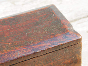 scatola , box indiano in legno di teak con apertura girevole .  scatola costruita ed assemblata artigianalmente , databile prima metà 900 . tutta originale in ogni parte .  dimensioni 32x12xh9cm