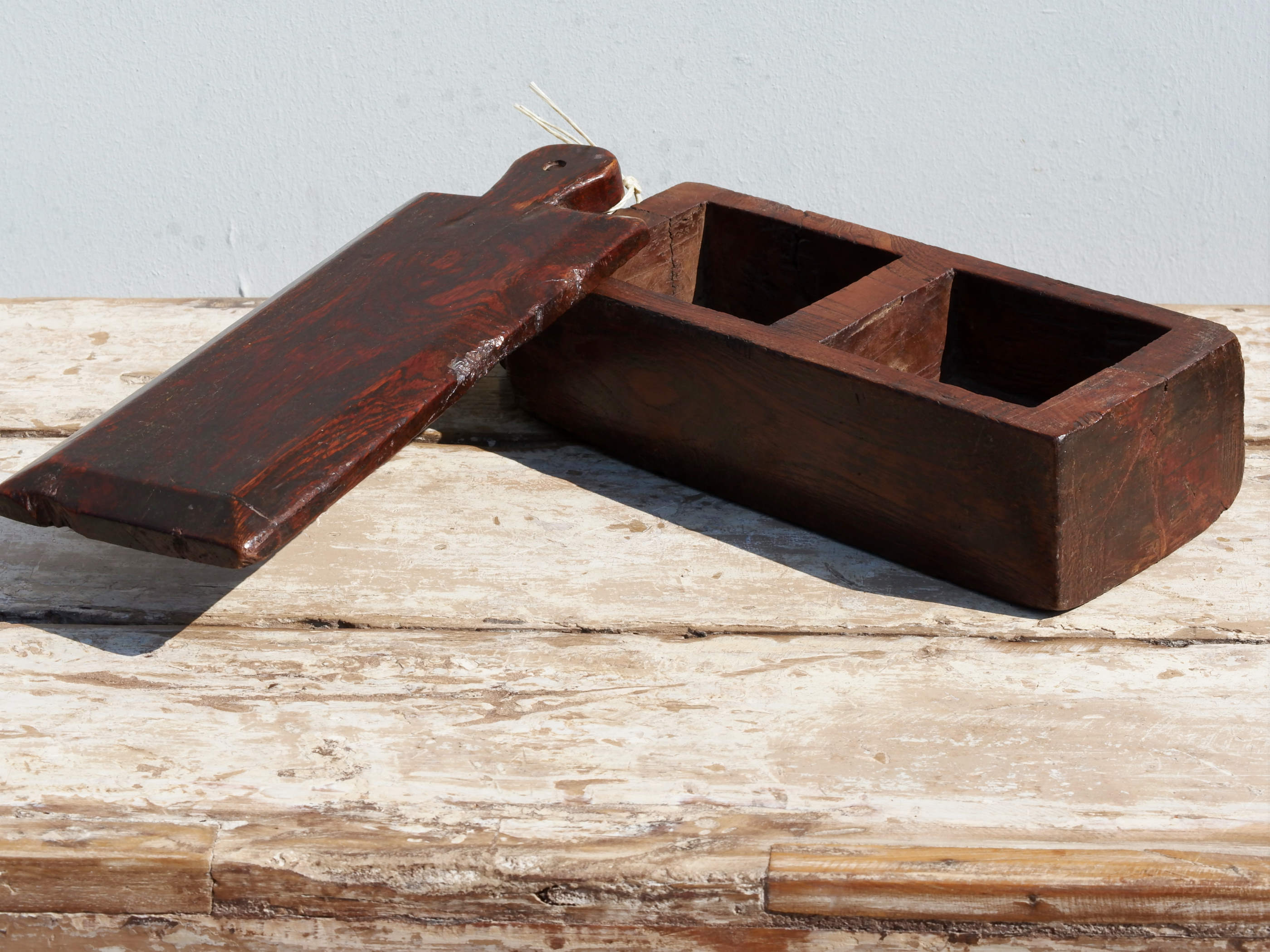 scatola , box indiano in legno di teak con apertura girevole .  scatola costruita ed assemblata artigianalmente , databile prima metà 900 . tutta originale in ogni parte .  dimensioni 32x12xh9cm