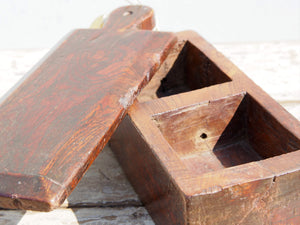 scatola , box indiano in legno di teak con apertura girevole .  scatola costruita ed assemblata artigianalmente , databile prima metà 900 . tutta originale in ogni parte .  dimensioni 32x12xh9cm