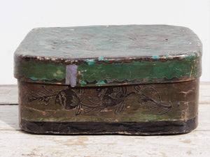 scatola cinese cartapesta e tessuto, dipinta e laccata. dimensioni 30x36xh15cm.