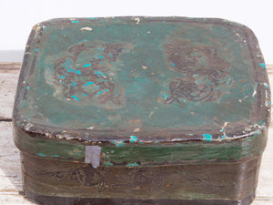 scatola cinese cartapesta e tessuto, dipinta e laccata. dimensioni 30x36xh15cm.