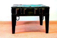 Carica l&#39;immagine nel visualizzatore di Gallery, Tavolo Pieghevole In Metallo, Assemblato Con Vecchie Casse In Metallo Riciclate. Basamento Pighevole, Piano Apribile. Dimensioni 62x56xh50cm.
