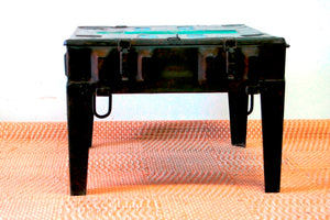 Tavolo Pieghevole In Metallo, Assemblato Con Vecchie Casse In Metallo Riciclate. Basamento Pighevole, Piano Apribile. Dimensioni 62x56xh50cm.