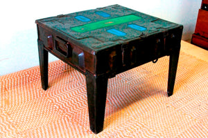 Tavolo Pieghevole In Metallo, Assemblato Con Vecchie Casse In Metallo Riciclate. Basamento Pighevole, Piano Apribile. Dimensioni 62x56xh50cm.
