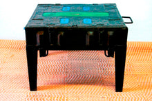Carica l&#39;immagine nel visualizzatore di Gallery, Tavolo Pieghevole In Metallo, Assemblato Con Vecchie Casse In Metallo Riciclate. Basamento Pighevole, Piano Apribile. Dimensioni 62x56xh50cm.