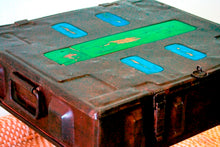 Carica l&#39;immagine nel visualizzatore di Gallery, Tavolo Pieghevole In Metallo, Assemblato Con Vecchie Casse In Metallo Riciclate. Basamento Pighevole, Piano Apribile. Dimensioni 62x56xh50cm.
