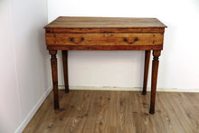 Carica l&#39;immagine nel visualizzatore di Gallery, Scrittoio, Scrivania Indiana In Legno Di Teak Con 1 Cassetto. Top Leggermente Inclinato. Databile Primi &#39;900. Pezzo Unico E Originale. Dimensioni 52x97xh80/76cm.