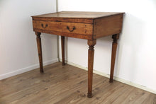 Carica l&#39;immagine nel visualizzatore di Gallery, Scrittoio, Scrivania Indiana In Legno Di Teak Con 1 Cassetto. Top Leggermente Inclinato. Databile Primi &#39;900. Pezzo Unico E Originale. Dimensioni 52x97xh80/76cm.