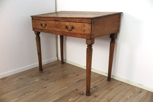 Scrittoio, Scrivania Indiana In Legno Di Teak Con 1 Cassetto. Top Leggermente Inclinato. Databile Primi '900. Pezzo Unico E Originale. Dimensioni 52x97xh80/76cm.