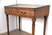 Carica l&#39;immagine nel visualizzatore di Gallery, Scrittoio, Scrivania Indiana In Legno Di Teak Con 1 Cassetto. Top Leggermente Inclinato. Databile Primi &#39;900. Pezzo Unico E Originale. Dimensioni 52x97xh80/76cm.