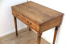 Carica l&#39;immagine nel visualizzatore di Gallery, Scrittoio, Scrivania Indiana In Legno Di Teak Con 1 Cassetto. Top Leggermente Inclinato. Databile Primi &#39;900. Pezzo Unico E Originale. Dimensioni 52x97xh80/76cm.