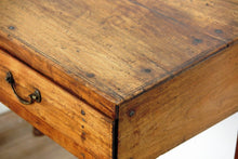 Carica l&#39;immagine nel visualizzatore di Gallery, Scrittoio, Scrivania Indiana In Legno Di Teak Con 1 Cassetto. Top Leggermente Inclinato. Databile Primi &#39;900. Pezzo Unico E Originale. Dimensioni 52x97xh80/76cm.
