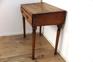 Scrittoio, Scrivania Indiana In Legno Di Teak Con 1 Cassetto. Top Leggermente Inclinato. Databile Primi '900. Pezzo Unico E Originale. Dimensioni 52x97xh80/76cm.