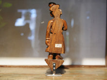Carica l&#39;immagine nel visualizzatore di Gallery, vecchia statua indiana raffigurante guardiano sikh in legno di teak inciso, lavorata artigianalmente con basamento. toglieno dil basamento si può appendere a parete. databile anni 50/60 india, Rajasthan    disponibili altri modelli per info contattare watshapp 0039 3338778241 mail info@etniko.it facebook/ instagram/ etsy : etnikobycrosato