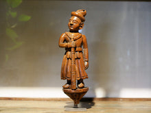 Carica l&#39;immagine nel visualizzatore di Gallery, vecchia statua indiana raffigurante guardiano sikh in legno di teak inciso, lavorata artigianalmente con basamento. toglieno dil basamento si può appendere a parete. databile anni 50/60 india, Rajasthan    disponibili altri modelli per info contattare watshapp 0039 3338778241 mail info@etniko.it facebook/ instagram/ etsy : etnikobycrosato