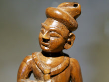 Carica l&#39;immagine nel visualizzatore di Gallery, vecchia statua indiana raffigurante guardiano sikh in legno di teak inciso, lavorata artigianalmente con basamento. toglieno dil basamento si può appendere a parete. databile anni 50/60 india, Rajasthan    disponibili altri modelli per info contattare watshapp 0039 3338778241 mail info@etniko.it facebook/ instagram/ etsy : etnikobycrosato