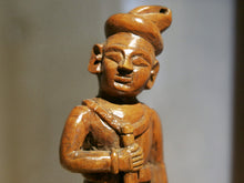 Carica l&#39;immagine nel visualizzatore di Gallery, vecchia statua indiana raffigurante guardiano sikh in legno di teak inciso, lavorata artigianalmente con basamento. toglieno dil basamento si può appendere a parete. databile anni 50/60 india, Rajasthan    disponibili altri modelli per info contattare watshapp 0039 3338778241 mail info@etniko.it facebook/ instagram/ etsy : etnikobycrosato